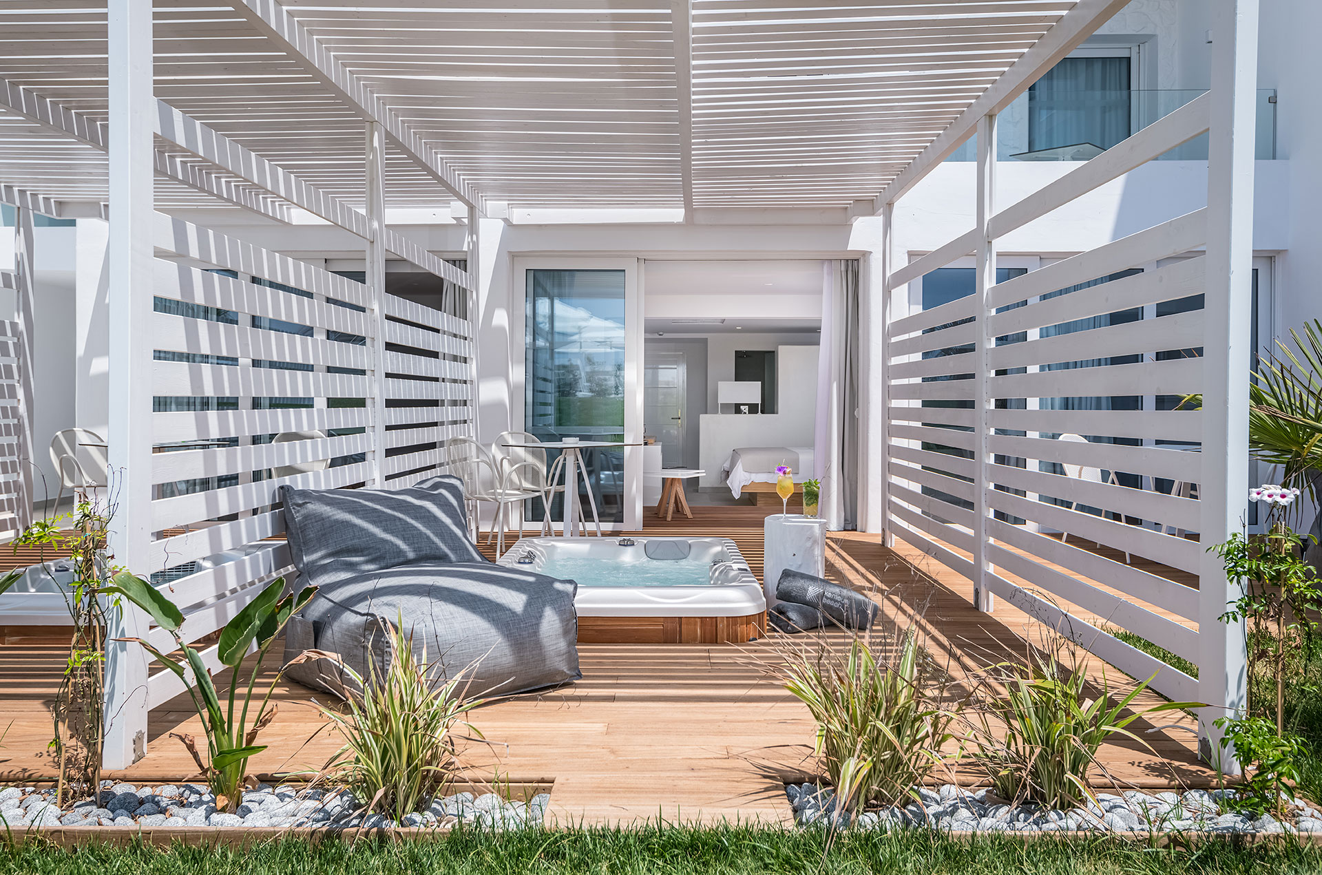 
Kantouni Beach room yard