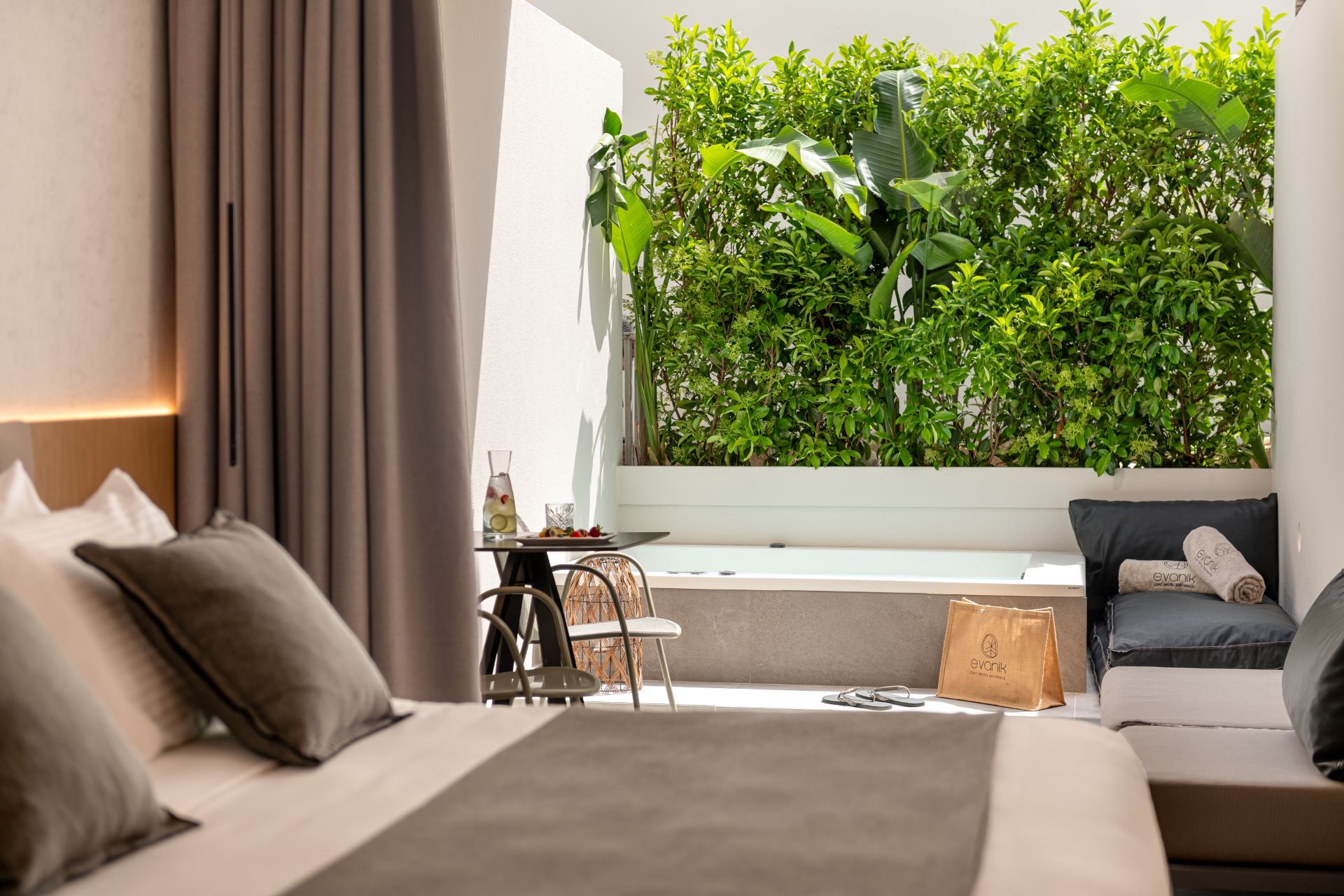 
Evanik Chich Hotel Jacuzzi Room TRA 4979