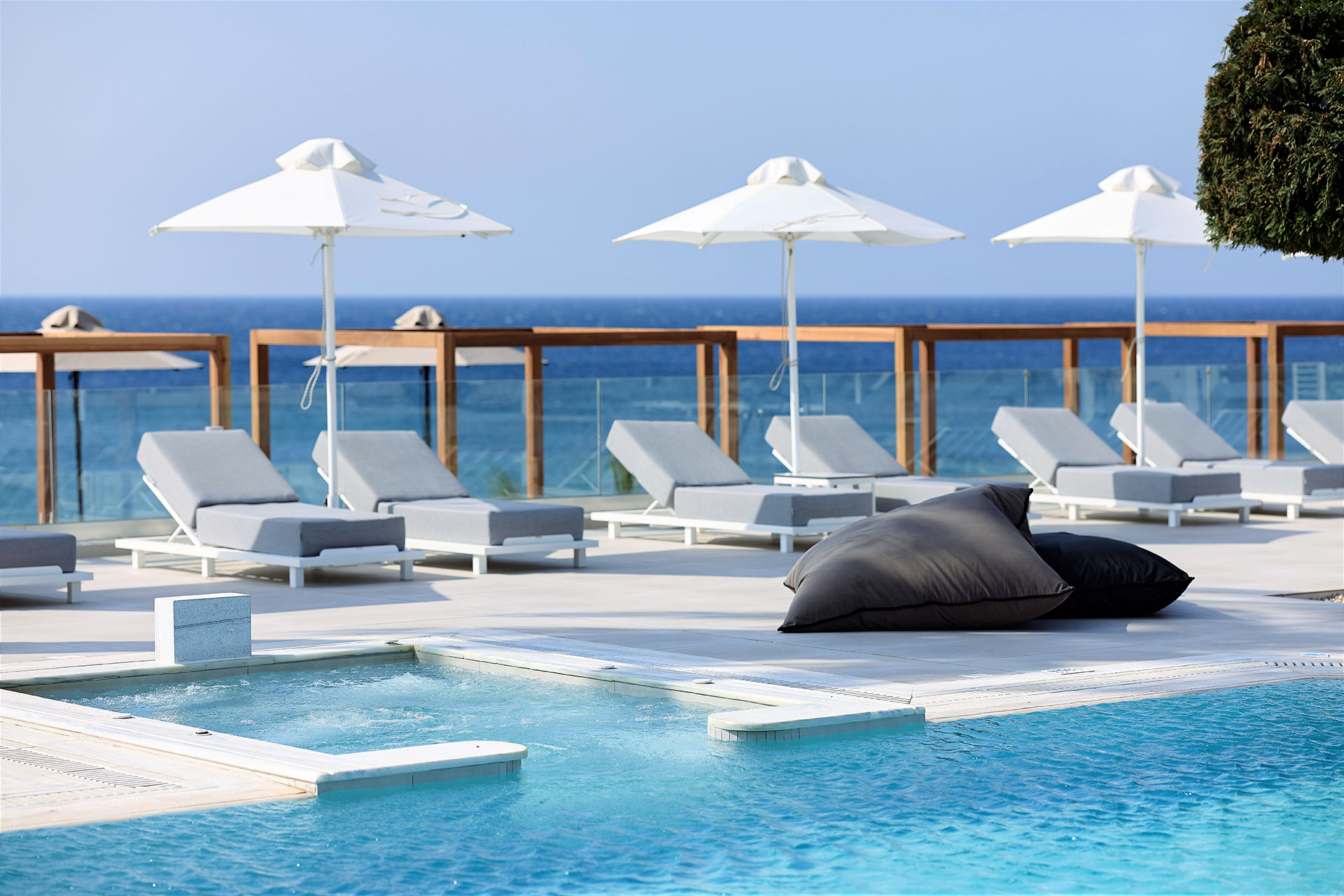
Outdoor jacuzzi and sunbeds
