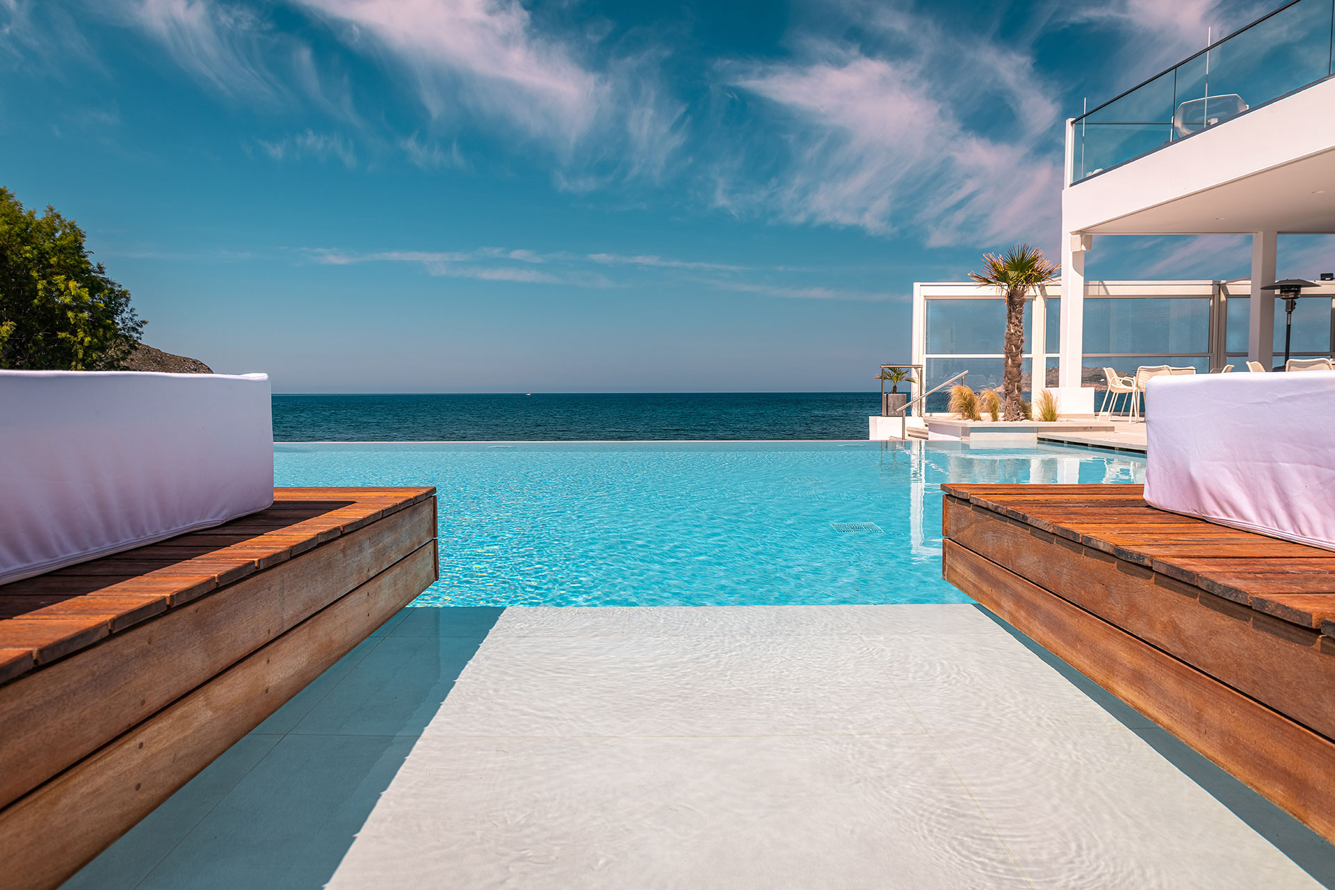 
Pool with the sea as background