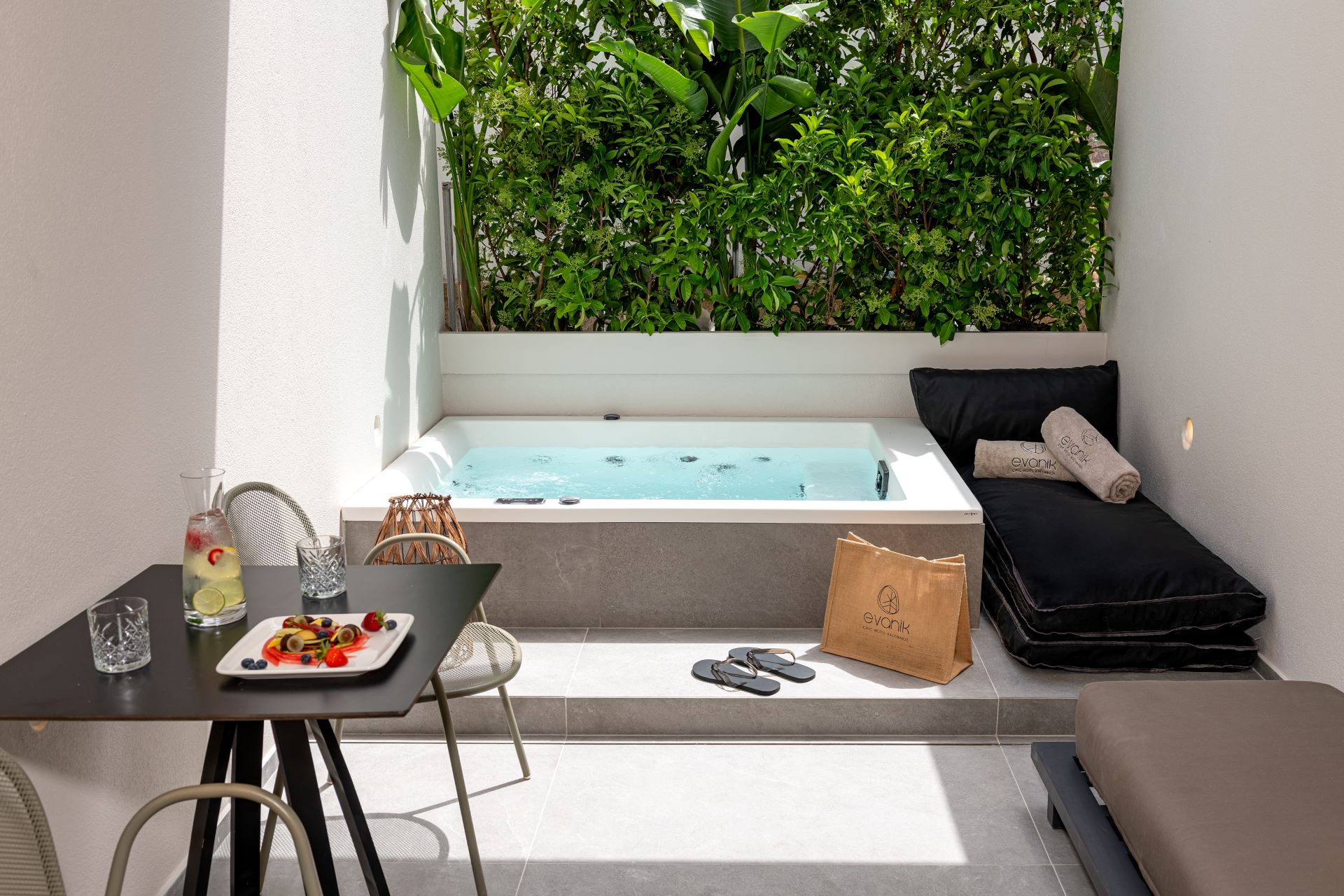 
Evanik Chich Hotel Jacuzzi Room TRA 4992